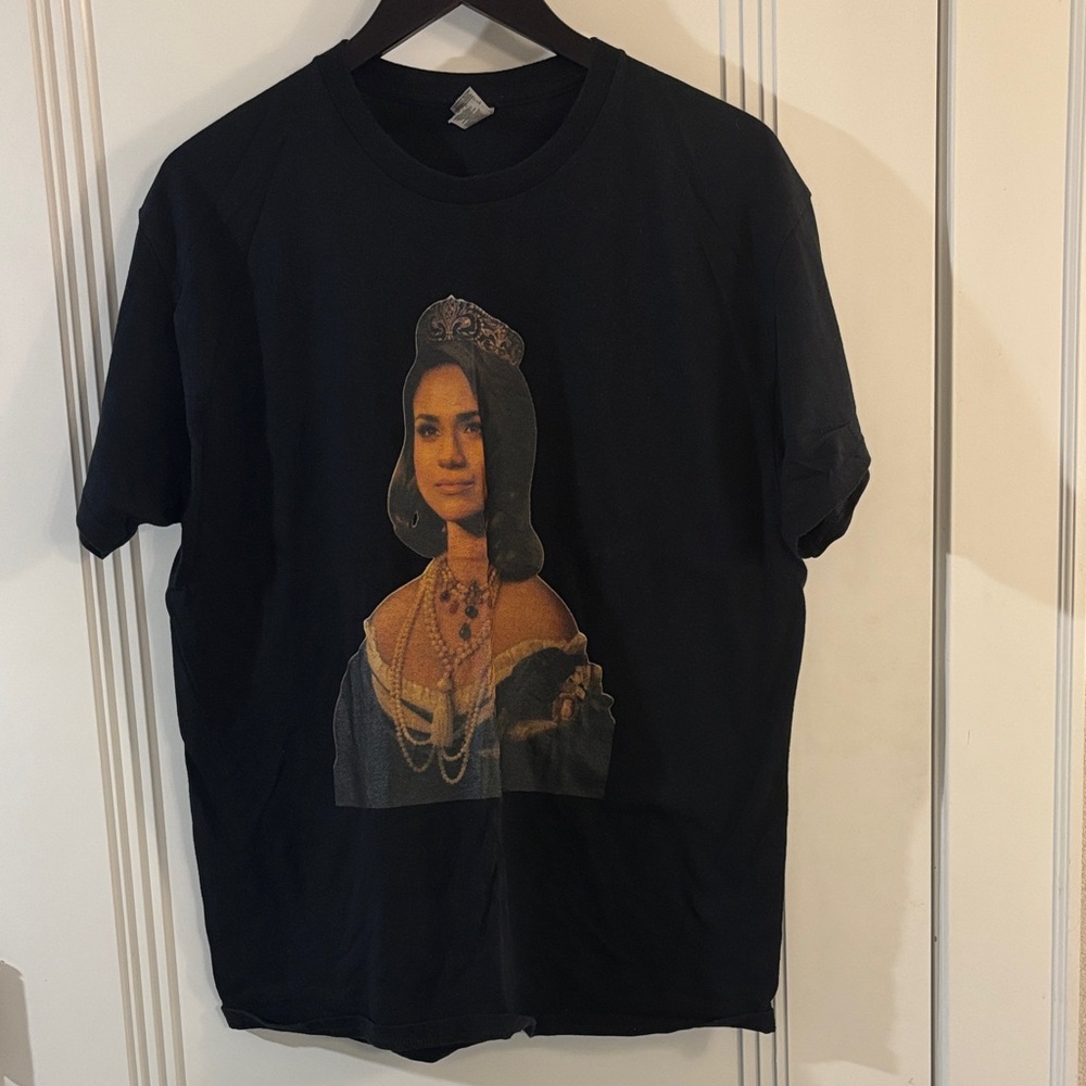 Gildan Black Heavy Cotton T-Shirt of Duchess Meghan Markle